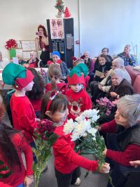 Коледна инициатива на „Черните рози“ стопли сърцата на възрастните хора в Казанлък / Новини от Казанлък