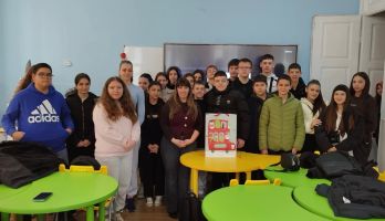 Ученици от Хуманитарната гимназия станаха тайни Дядоколедовци за деца в нужда / Новини от Казанлък