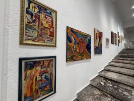 Изложбата “Спомени“ на Добромир Манев оживи Художествената галерия / Новини от Казанлък