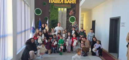 Кметът Иса Бесоолу зарадва с подаръци децата на Администрацията  / Новини от Казанлък