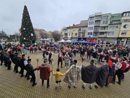 Празнична програма събра жители и гости на Казанлък на централния площад “Севтополис“
