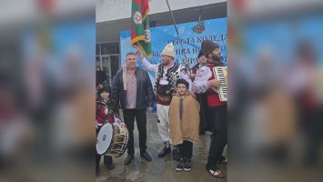 Кметът Иса Бесоолу спази традицията и посрещна коледарите на Павел баня  / Новини от Казанлък