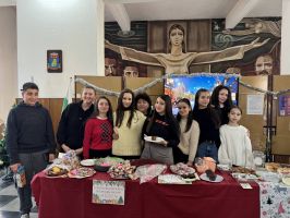 Коледен благотворителен базар в ПХГ „Св. Св. Кирил и Методий“ събра над 2 000 лв. за две каузи / Новини от Казанлък