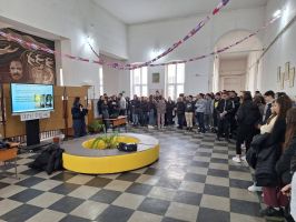 Мл. инспектор Станева изнесе беседа по пътна безопасност пред учениците на Хуманитарната гимназия / Новини от Казанлък