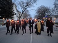 Факелно шествие в Гурково обедини поколенията в навечерието на Националния празник / Новини от Казанлък