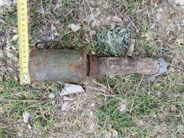 Специализиран екип унищожи ръчна граната тип „Бухалка“, намерена в село Дъбово / Новини от Казанлък