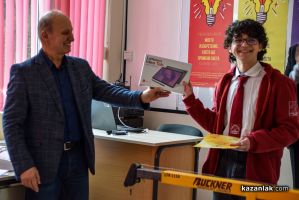 Ученик от Механото грабна голямата награда от конкурса „Моето изобретение, което ще промени света“ / Новини от Казанлък