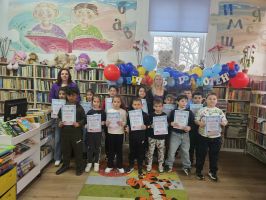 Първокласниците от ОУ „Мати Болгария“ отпразнуваха Празника на буквите в библиотека „Искра“ / Новини от Казанлък
