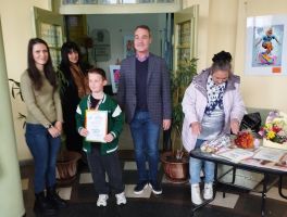 Талантливите художници от школа „Живопис“ подредиха красива изложба в казанлъшката библиотека “Искра“ / Новини от Казанлък