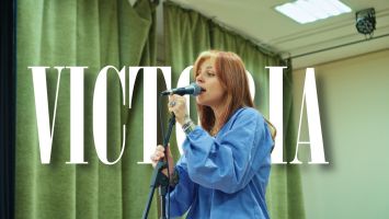 Виктория Георгиева срещна нови публики с „A Little Dramatic Live“ в Казанлък и Панагюрище / Новини от Казанлък