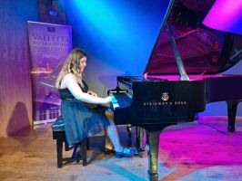 Пианистката Николета Караджова от казанлъшката школа ,,Орфей‘‘ спечели сребърна лира в Малта / Новини от Казанлък