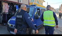 Униформените конфискуваха маркови дрехи менте от сергия / Новини от Казанлък