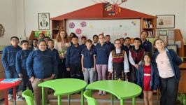 Областният управител Ива Радева чете в „Походът на книгите“ за децата от ОУ „Св. св. Кирил и Методий“ в Николаево  / Новини от Казанлък