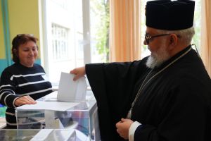 Митрополит Киприан упражни правото си на глас / Новини от Казанлък