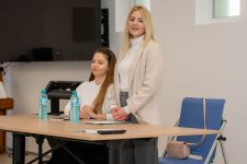 Бивши възпитанички на ПГЛПТ представиха пред ученици своите стихосбирки в Световния ден на книгата и авторското право / Новини от Казанлък