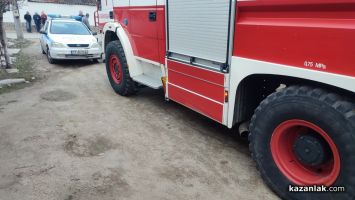 Пожар унищожи покрив и имущество в изоставена вила в Казанлък / Новини от Казанлък