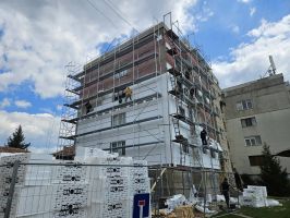 Кметът на Гурково инспектира санирането на първите блокове с фокус върху качеството и детайла