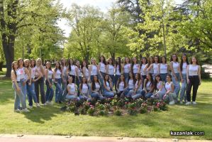 Кандидатките за „Царица Роза“ създадоха свой цветен кът в парк “Розариум“ / Новини от Казанлък