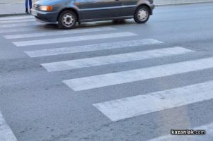 Кола блъсна майка с детска количка на пешеходна пътека в Казанлък / Новини от Казанлък