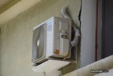 Хванаха в крачка мъж да отмъква климатик посред бял ден с колело в Казанлък / Новини от Казанлък