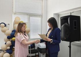 Преподавателят по български език и литература в ПГЛПТ Диана Хаджиатанасова е удостоена с отличието „Неофит Рилски“ на МОН  / Новини от Казанлък