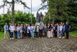 С тържествена церемония казанлъшката Профилирана хуманитарна гимназия „Св. Св. Кирил и Методий“ отбеляза 24 май  / Новини от Казанлък