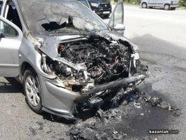 Автомобил се запали на пътя Казанлък-Стара Загора, малко преди Италианския мост / Новини от Казанлък