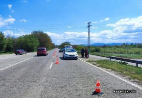 Пътен инцидент между два автомобила, край язовир “Копринка“ се размина без пострадали  / Новини от Казанлък
