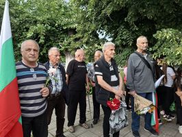 НЧ “Братство 1869”, с. Енина почете Христо Ботев и загиналите / Новини от Казанлък