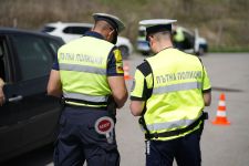 Млад шофьор се заби в дърво на междуселски път в Казанлъшко / Новини от Казанлък