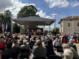 Подножието на николаевската крепост „Асара“ бе огласено от магията на българския дух за трети път / Новини от Казанлък
