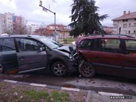 Неспазена дистанция предизвика верижна катастрофа с 4 автомобила