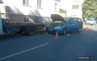 Лек автомобил се удари в “Пътна помощ“ в Казанлък/ ВИДЕО / Новини от Казанлък