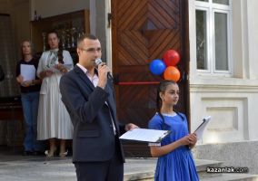 Директорът на ПХГ “Св. Св. Кирил и Методий“: Вие прекрачвате прага на училище с традиции и дух / Новини от Казанлък