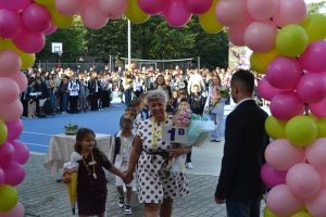 С празнично настроение започна учебната година в ОУ „Георги Кирков“ / Новини от Казанлък