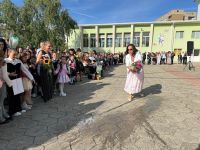ОУ “Св. Паисий Хилендарски“ тържествено откри новата учебна година / Новини от Казанлък