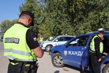 Нередовни шофьори се сдобиха с бързи производства - единият подкарал нерегистрирана кола, другият нямал книжка / Новини от Казанлък