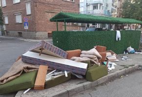 Общо 107 жители на Казанлък бяха глобени с 5600 евро за изхвърляне на отпадъци на нерегламентирани места  / Новини от Казанлък