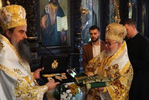Патриарх Даниил връчи орден „Св. Йоан Рилски“ на Старозагорския митрополит д-р Киприан / Новини от Казанлък