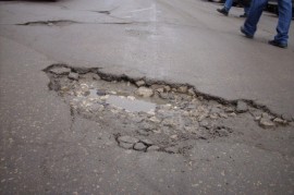 За дупка с открити кабели сигнализираха казанлъчани  / Новини от Казанлък