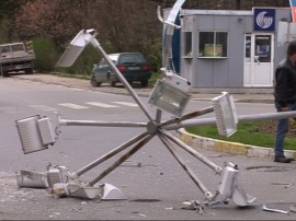 Вятърът в Казанлък събори стълб с 8 осветителни тела / Новини от Казанлък