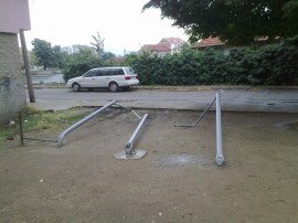 Възрастни разрушиха спортна площадка на младежи от Казанлък / Новини от Казанлък