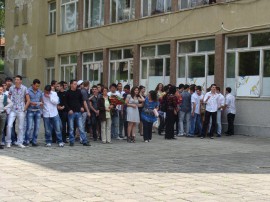 Училище за милиони тъне в нищета / Новини от Казанлък