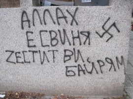 Изписаха с провокативни надписи казанлъшки блок / Новини от Казанлък