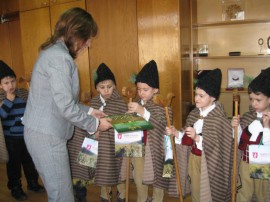 Коледарчета поздравиха Галина Стоянова / Новини от Казанлък