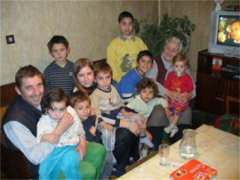 Коледни подаръци от Община Казанлък за възрастните хора в социалните домове и за многодетното семейство Палови  / Новини от Казанлък