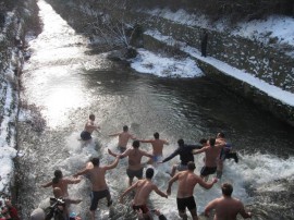 Хвърлят кръста в Старата река / Новини от Казанлък