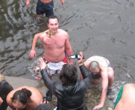 25-годишният Костадин Димитров хвана Богоявленския кръст / Новини от Казанлък