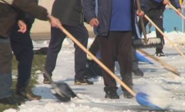 Грейналото слънце  принуди масово  казанлъчани да започнат да ринат снега край жилищните си сгради, офиси и магазини.  / Новини от Казанлък