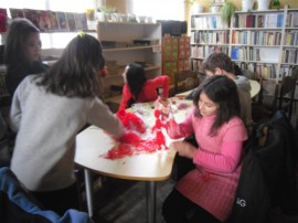 Работилницата за мартеници към библиотеката привлече деца от Община Казанлък